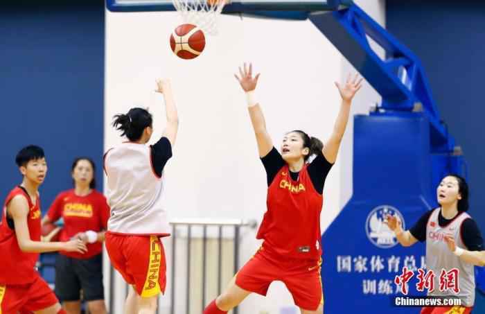 资料图：1月8日，由中国篮球协会主办的2020中国女篮新春媒体果真课在北京国度体育总局练习局进行。图为中国女篮队员李梦(右二)在练习中防守。/p中新社记者 盛佳鹏 摄
