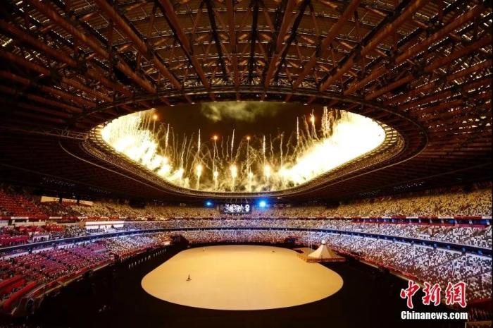 内地时间7月23日，第32届夏季奥林匹克举动会开幕式在日本东京新国立竞技场进行。图为开幕式上燃放的焰火。/p中新社记者 富田 摄

