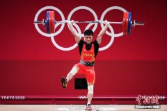  东京奥运男子举重61公斤级李发彬夺冠 赛后点赞对手