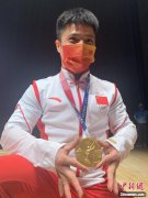  东京奥运男子举重61公斤级李发彬夺冠 赛后秀金牌(图)