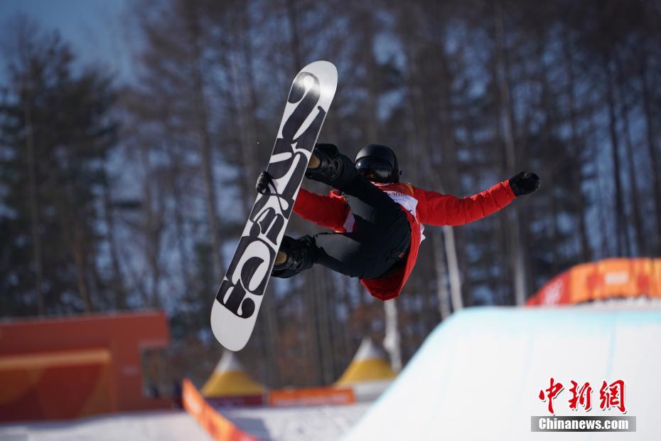 2月13日，平昌冬奥会举行女子单板滑雪U型池决赛，最终美国选手克洛伊·金获得冠军，中国选手刘佳宇摘银，铜牌被美国选手戈尔德获得，而另一名中国名将蔡雪桐获得第五名。图为中国选手蔡雪桐在比赛中。 /p中新社记者 崔楠 摄