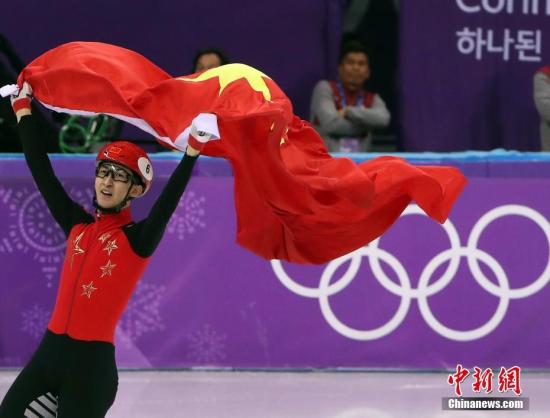 2月22日，在平昌冬奥会短道速滑男子500米决赛中，中国选手武大靖夺得金牌。图为武大靖手举五星红旗庆祝胜利。/p中新社记者 宋吉河 摄