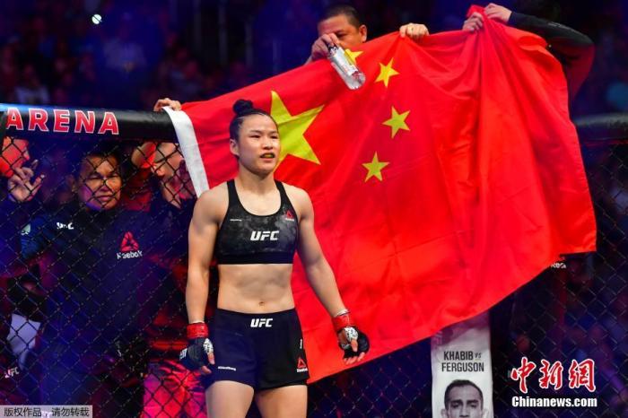 资料图：北京时间2020年3月8日，中国首位UFC冠军张伟丽在美国拉斯韦加斯举行的UFC248站女子草量级世界冠军卫冕战上，在五个回合里以点胜击败波兰选手乔安娜，成功卫冕。