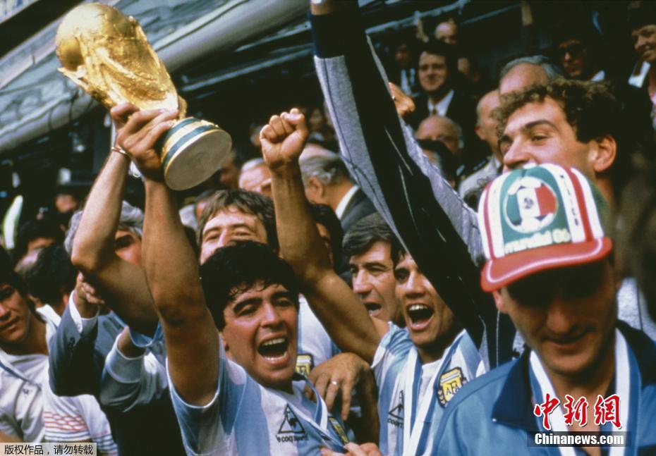 资料图：马拉多纳将阿根廷足球带上世界的巅峰。图片来源：视觉中国
