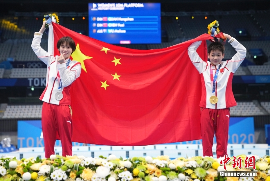 全红婵(右)在东京奥运颁奖仪式上与陈芋汐手持五星红旗合影。/p中新社记者 杜洋 摄
