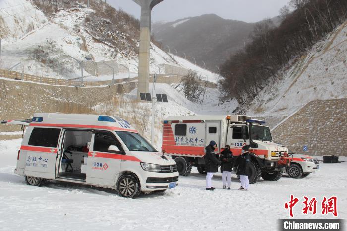 国家高山滑雪中心场馆团队7日组织开展冰雪天气下救护车转运演练。　张思琦 摄
